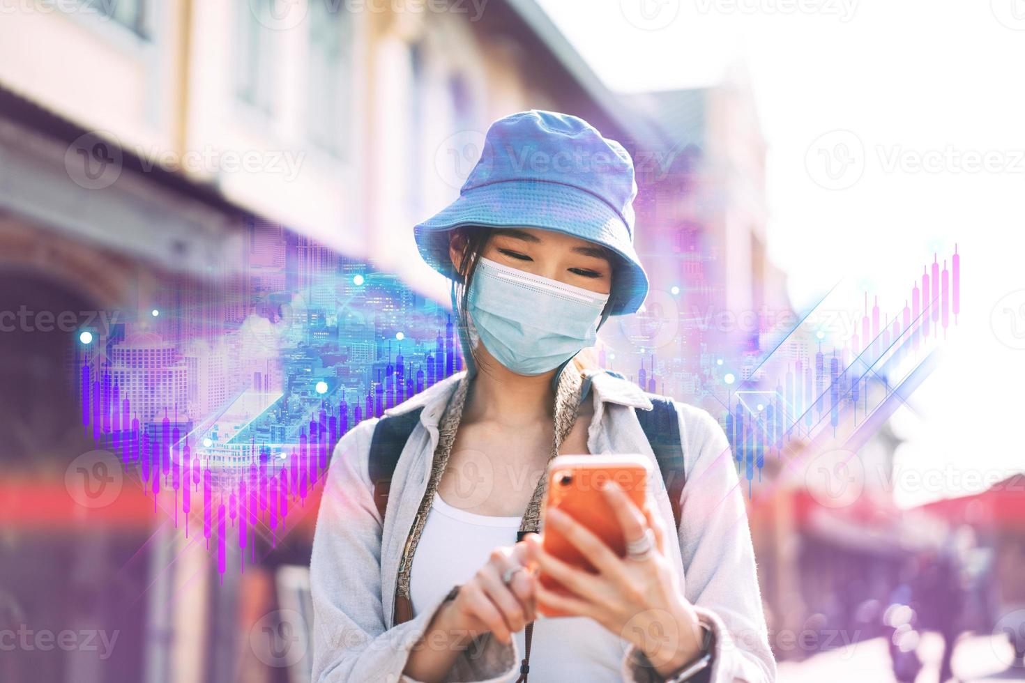 jeune femme asiatique adulte utilisant un téléphone portable pour le réseau en ligne métaverse porter un masque facial pour le voyage de passeport de vaccin photo