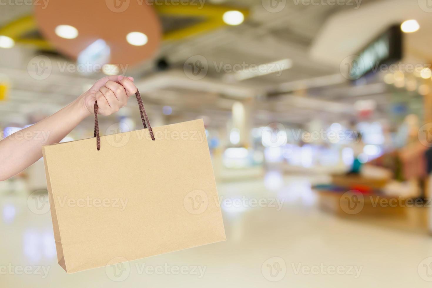 femme avec un sac à provisions dans un centre commercial photo