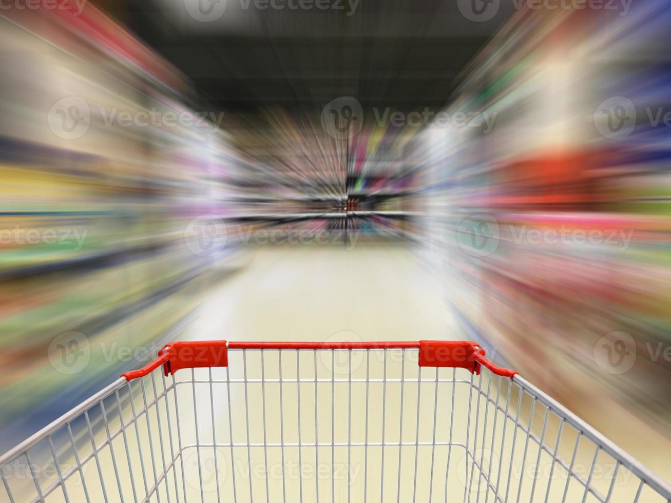supermarché panier vue avec supermarché allée motion blur photo
