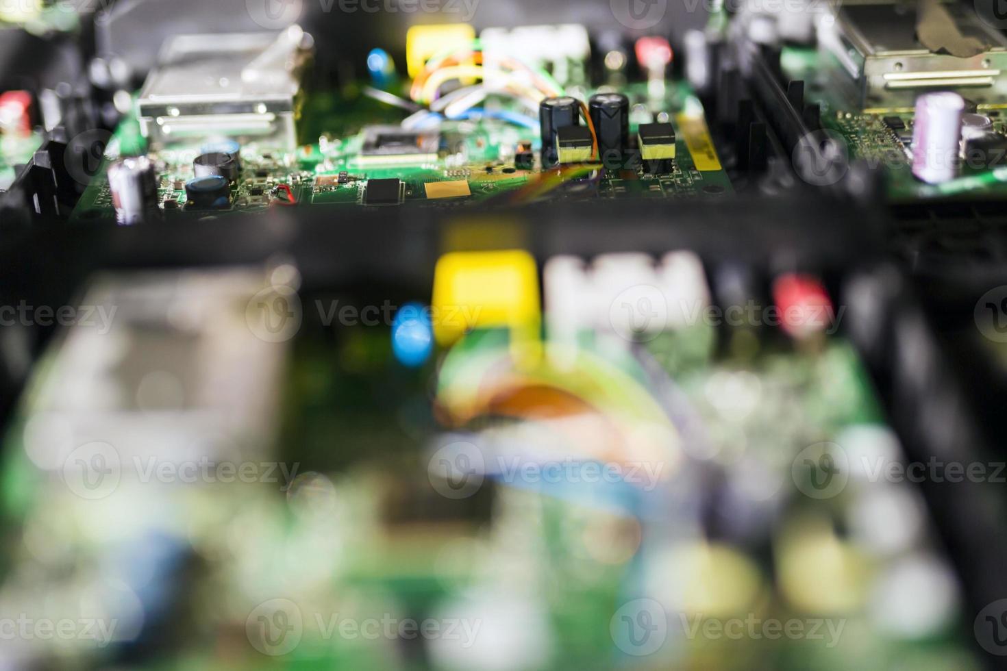 carte de circuit vert avec puces, semi-conducteurs et résistances photo