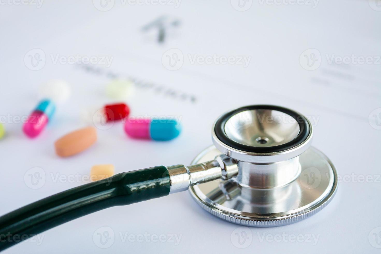 pilules et stéthoscope sur ordonnance photo