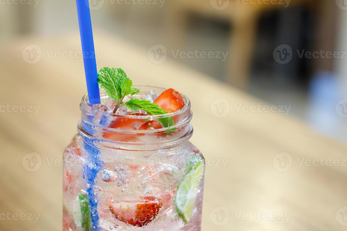 boisson glacée à la fraise et au citron photo