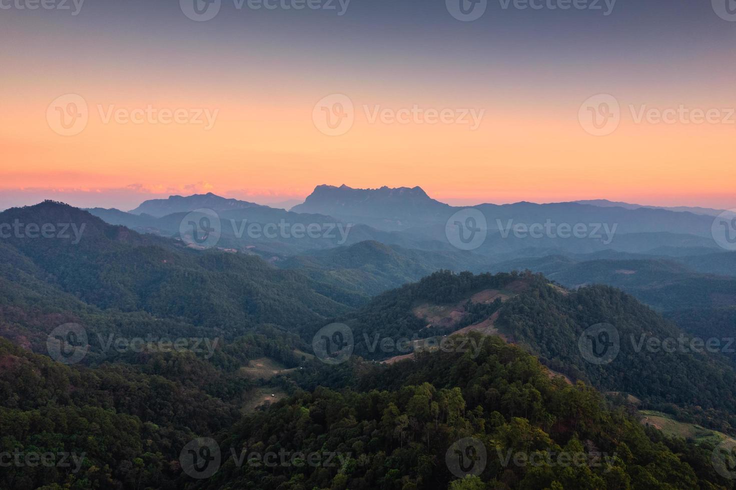 paysage du pic de montagne doi luang chiang dao dans la forêt tropicale sur la campagne le soir au parc national photo