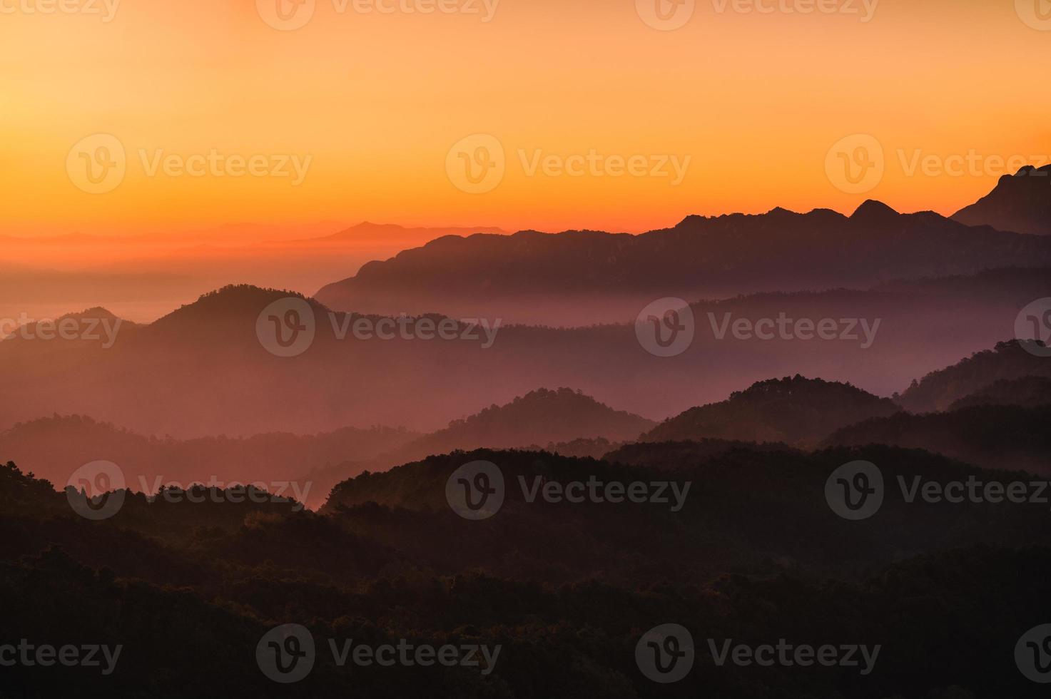 beau ciel doré avec des couches de montagne le matin photo