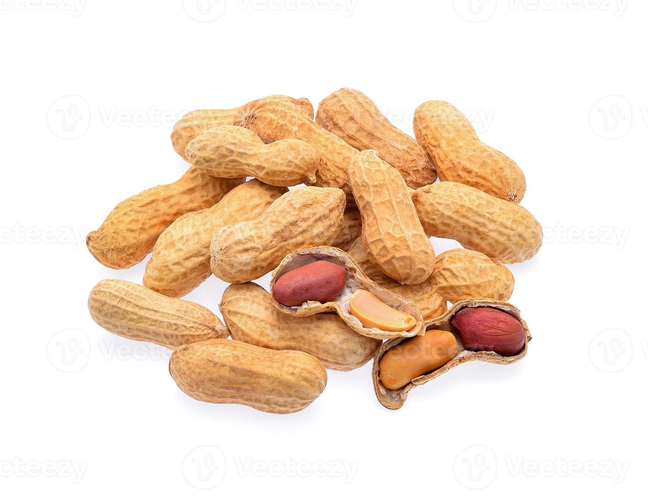 cacahuètes isolé sur fond blanc photo