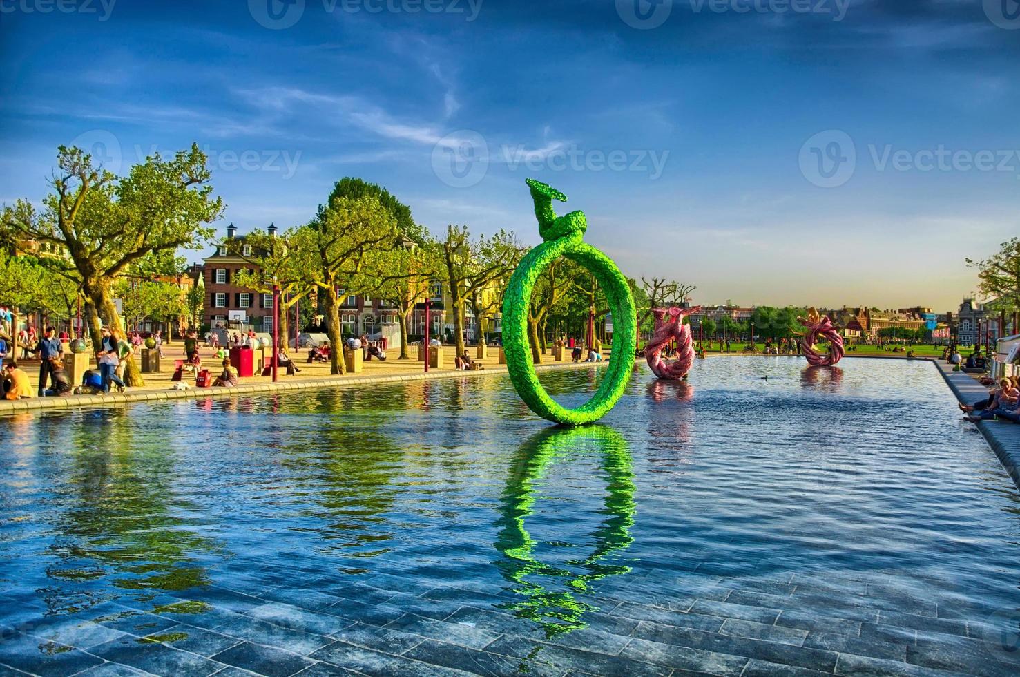 sculptures dans l'eau près du rijksmuseum musée d'amsterdam en hollande photo