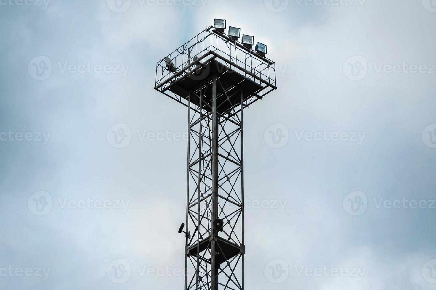 tour d'alarme et ciel gris photo