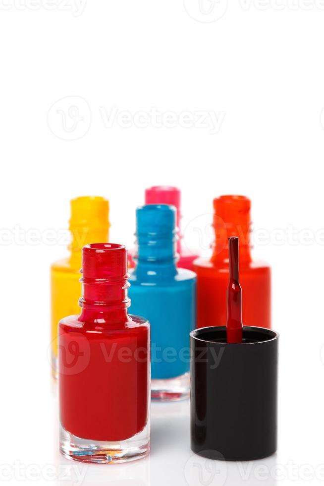 bouteilles avec un vernis à ongles coloré photo