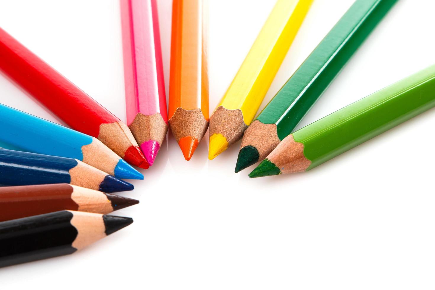 crayons multicolores sur fond blanc photo