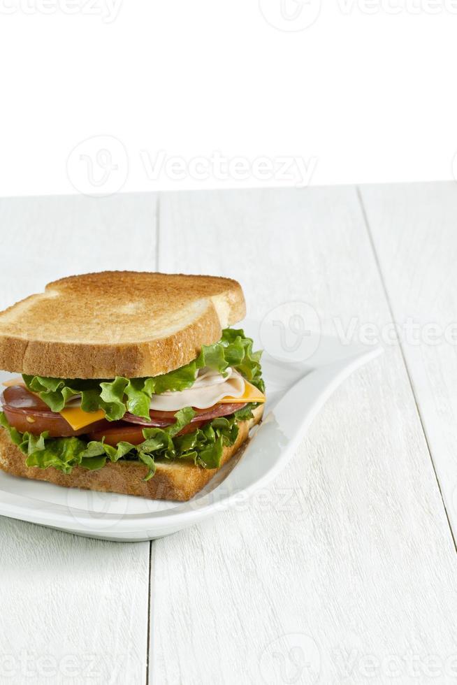 Sandwich au jambon avec du pain grillé sur plaque blanche photo