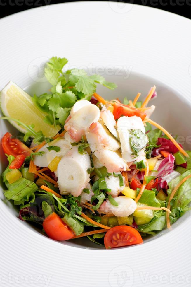 salade de poulpe avec une tranche de laitue au citron photo