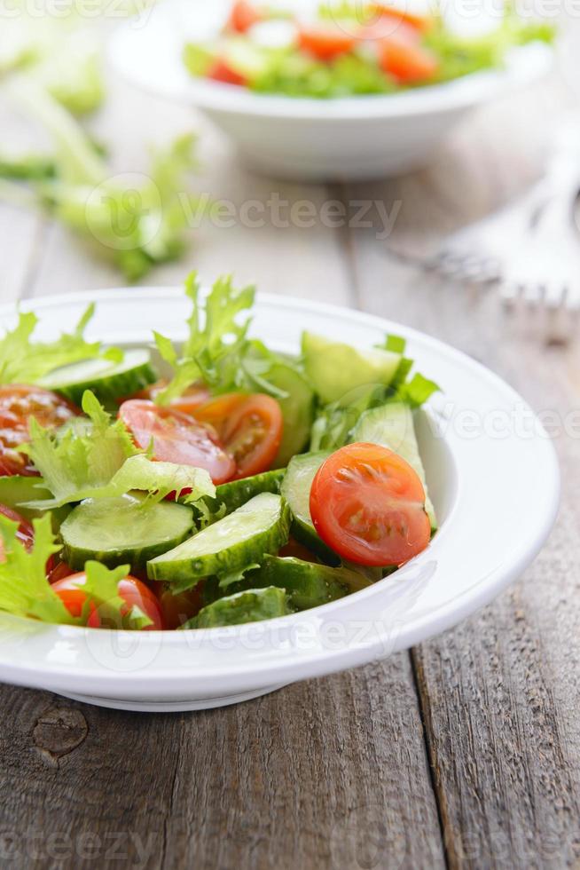salade végétarienne de concombres frais, laitue et tomates cerises photo