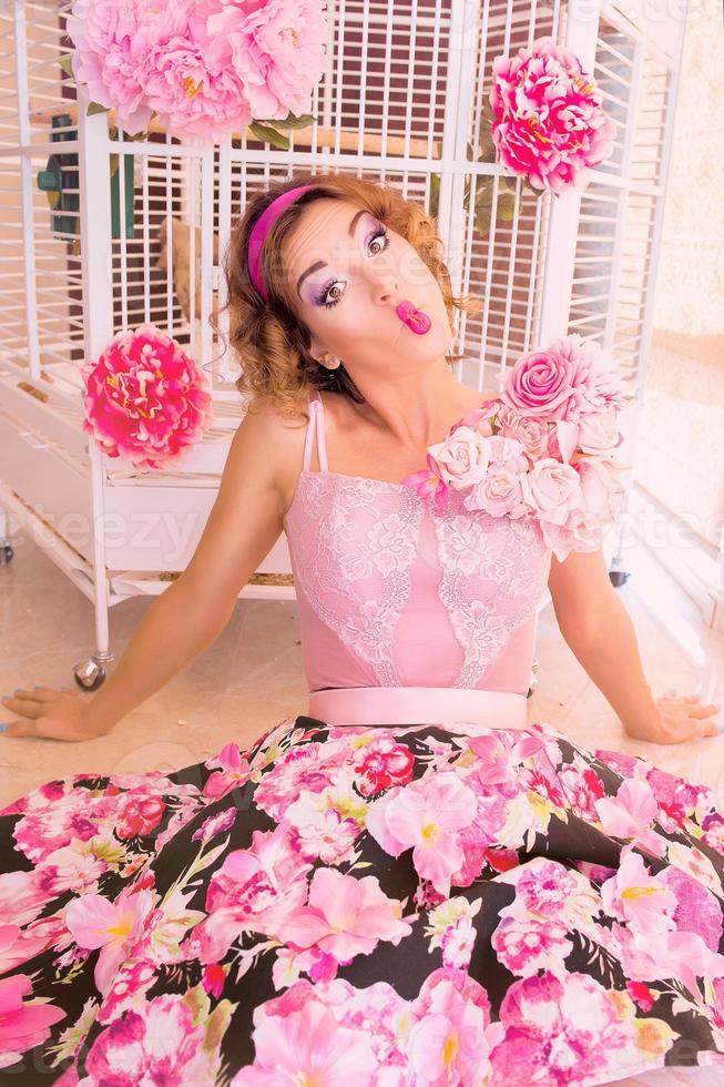 portrait de jeune femme en robe colorée avec des fleurs dessus en style poupée photo