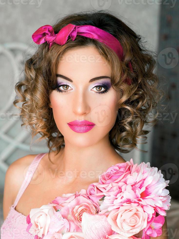 portrait de jeune femme en robe colorée avec des fleurs dessus en style poupée photo