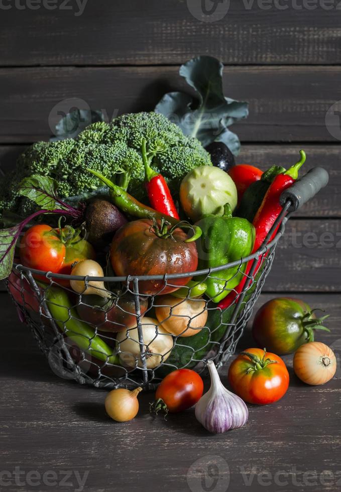 Légumes frais du jardin dans un panier métallique vintage photo