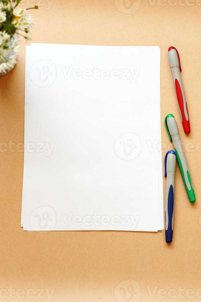 papier vierge a4 et stylos colorés sur la table photo