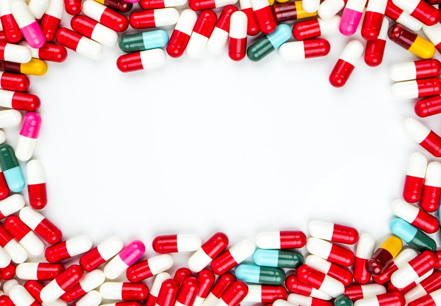 coloré d'antibiotiques capsule pilules cadre rectangle sur fond blanc avec espace de copie. concept de résistance aux médicaments. utilisation d'antibiotiques avec un concept de soins de santé raisonnable et global. photo