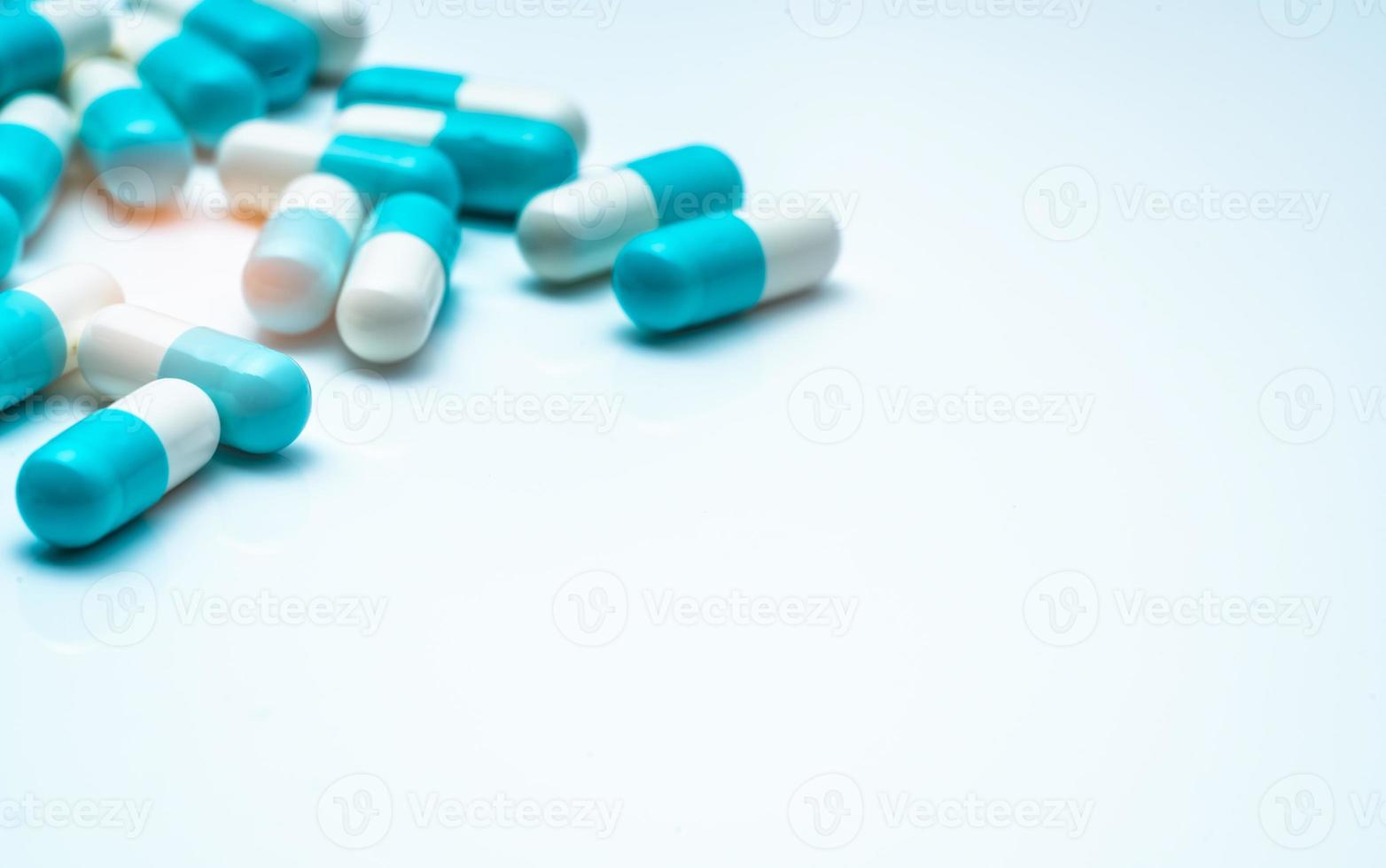 pilules capsule bleu-blanc sur fond blanc. concept de résistance aux antibiotiques. échantillonnage de pilules gélules dans l'industrie pharmaceutique. médicament antimicrobien. produit pharmaceutique. médicament contre l'infection. photo