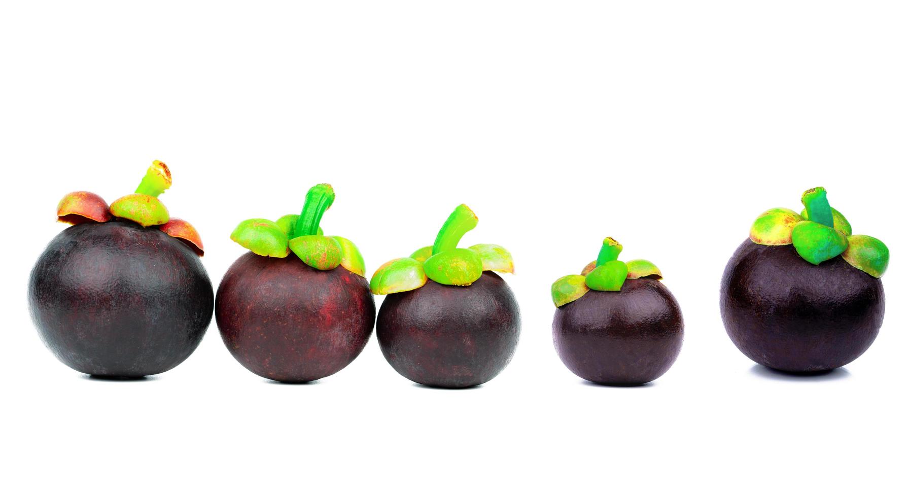 mangoustan entier montrant une peau violette isolée sur fond blanc avec espace. fruits tropicaux de thaïlande. la reine des fruits. concept de marché de fruits frais d'asie. source naturelle de tanin et de xanthones photo