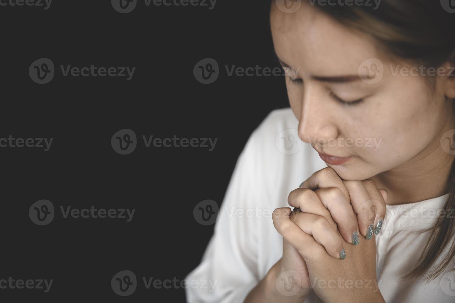 mains entrelacées priant pour les bénédictions de Dieu. l'idée de prier le seigneur avec patience et constance. photo