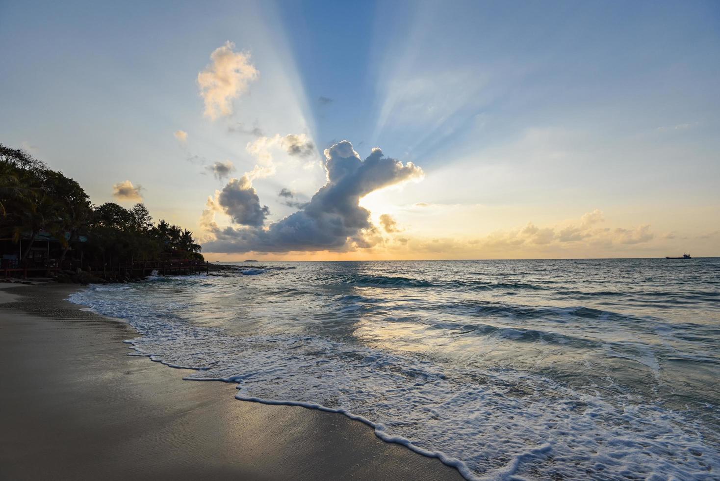 incroyable plage tropicale de sable avec silhouette de la plage tropicale - ciel dramatique de la mer au lever ou au coucher du soleil photo