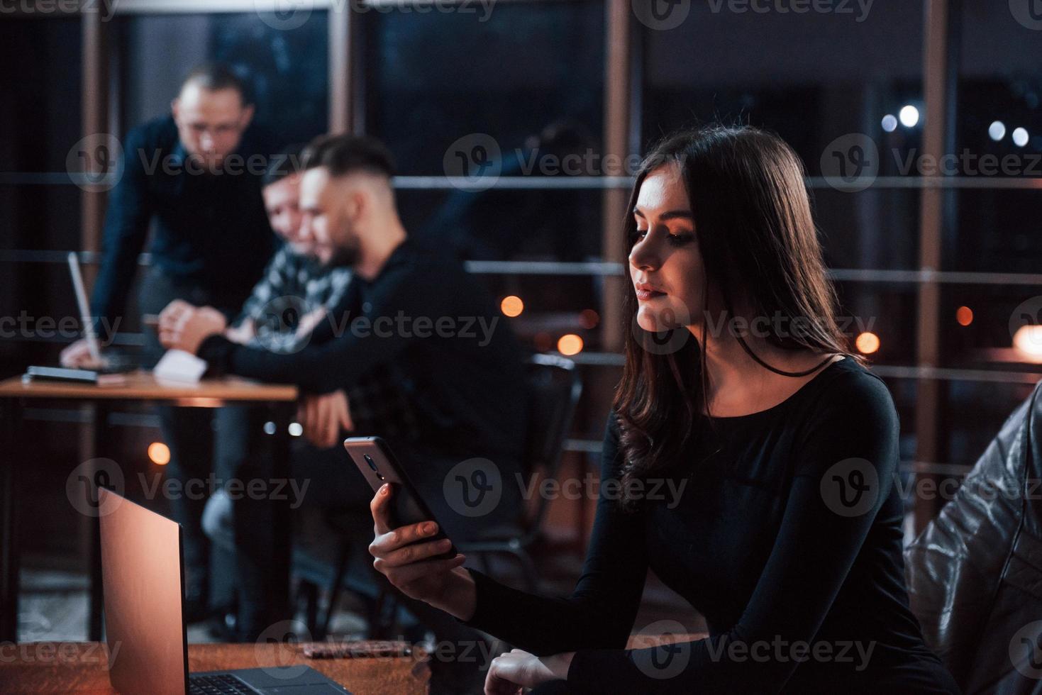 l'esprit entièrement concentré sur l'affaire. une équipe de jeunes hommes d'affaires travaille sur leur projet la nuit au bureau photo