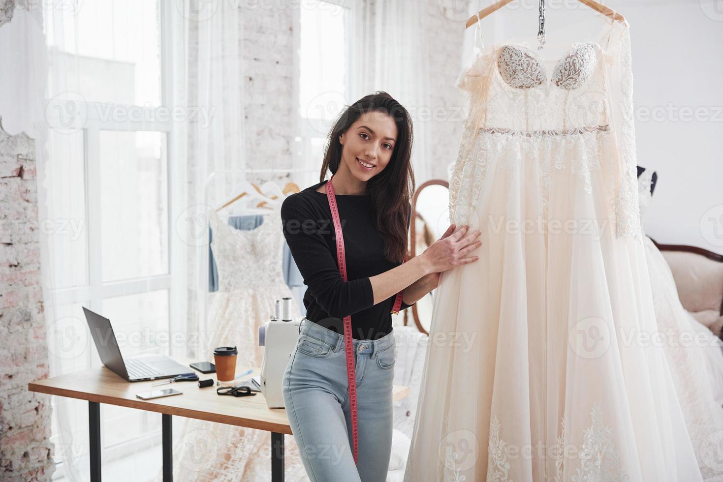 c'est mon boulot et c'est fait. la créatrice de mode féminine travaille sur les nouveaux vêtements de l'atelier photo