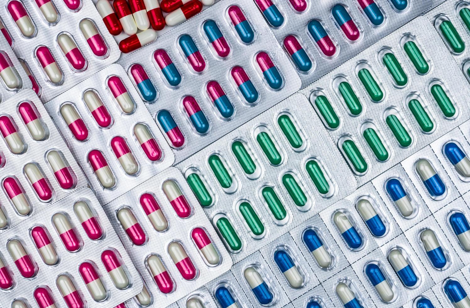 cadre complet de pilules de capsules antibiotiques sous blister. conditionnement pharmaceutique. médecine pour les maladies infectieuses. antibiotique utilisé chez les animaux destinés à l'alimentation dans les fermes d'animaux propagation de la résistance aux antibiotiques photo