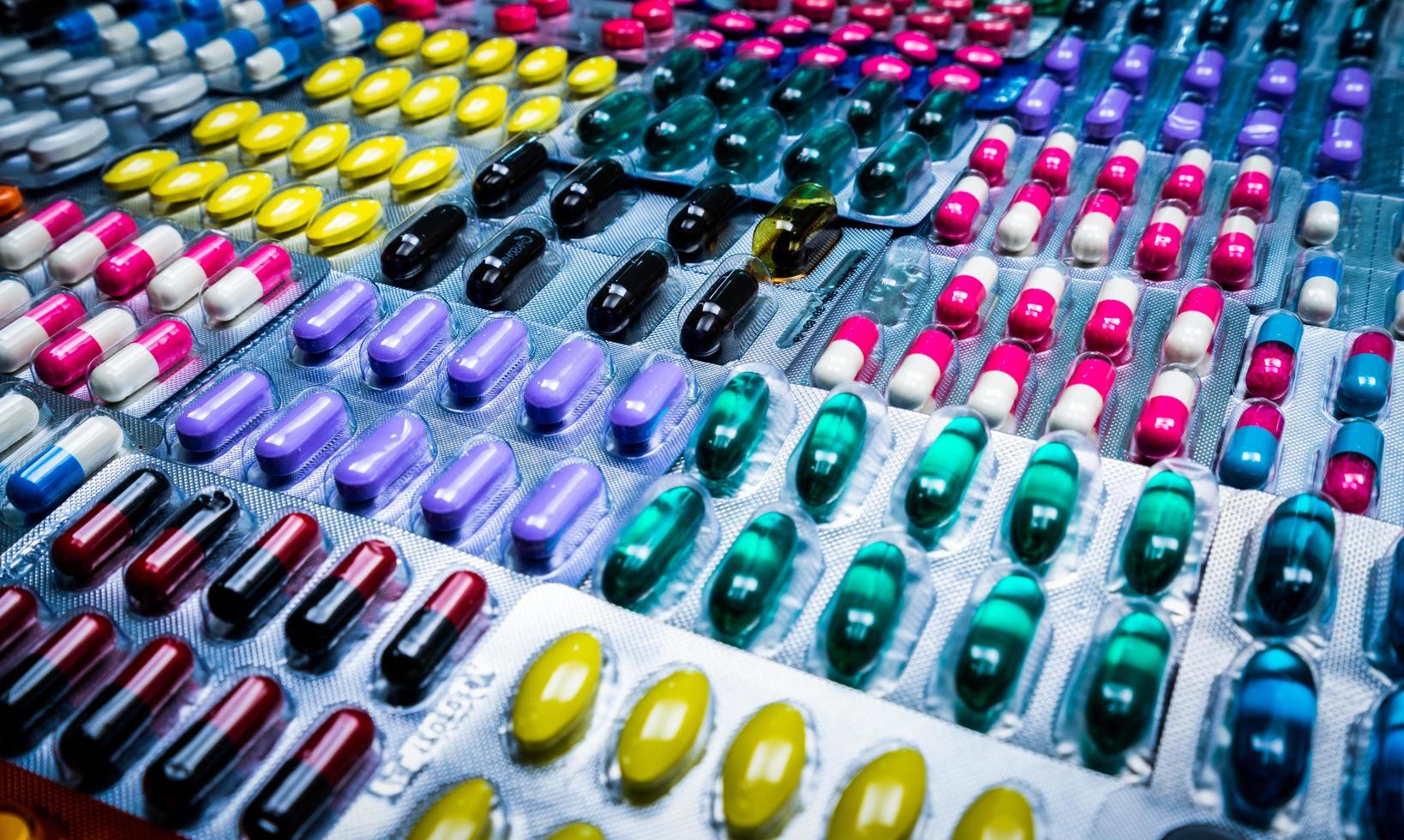 coloré de comprimés et de gélules sous blister arrangé avec un beau motif. concept de l'industrie pharmaceutique. pharmacie parapharmacie. défectueux et erreur dans le concept d'usine pharmaceutique. photo