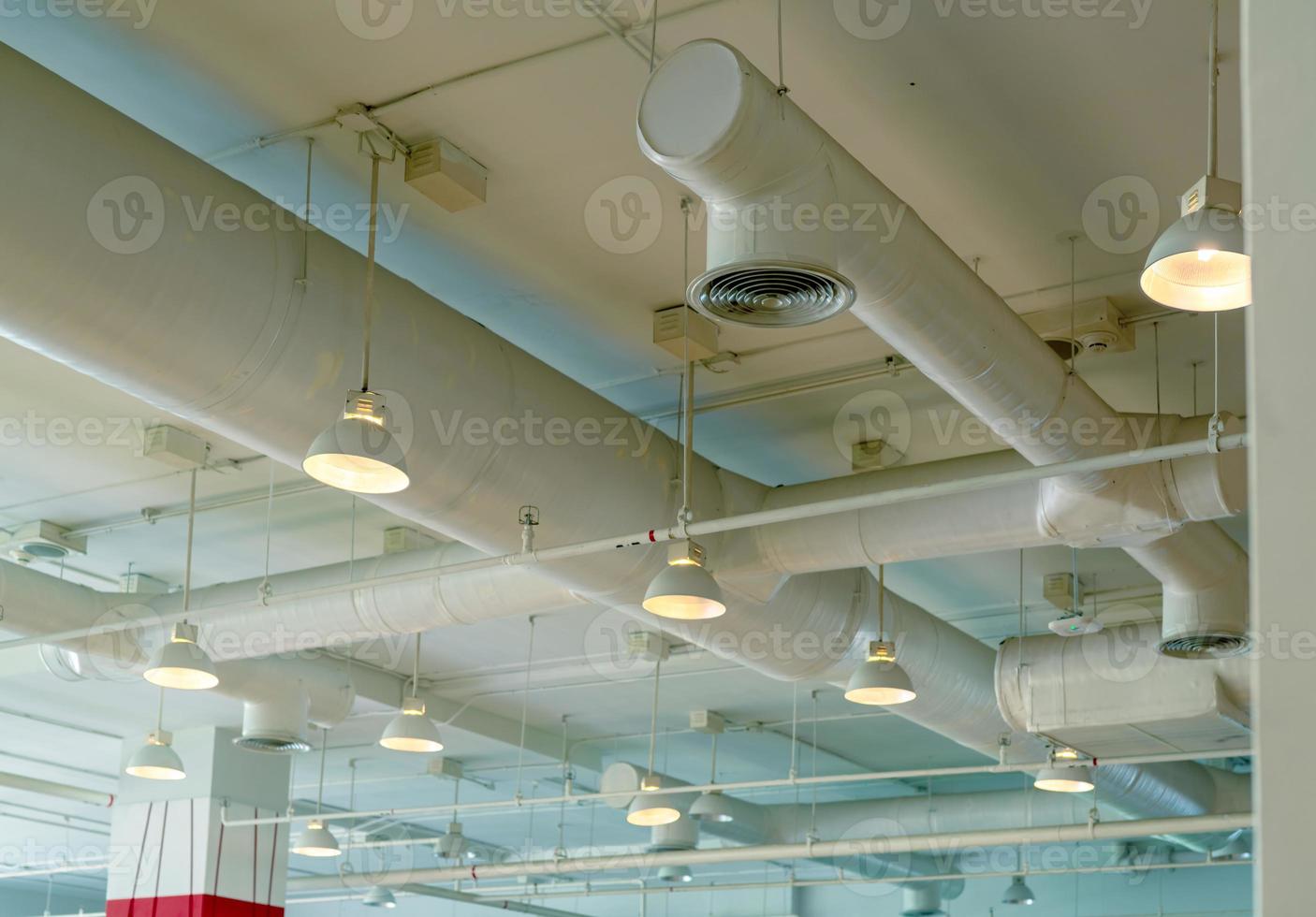 conduit d'air, câblage et plomberie dans le centre commercial. tuyau de climatiseur, tuyau de câblage et système de tuyauterie de plomberie. plafonnier lumière avec lumière ouverte. concept d'intérieur de bâtiment. notion d'architecture d'intérieur. photo