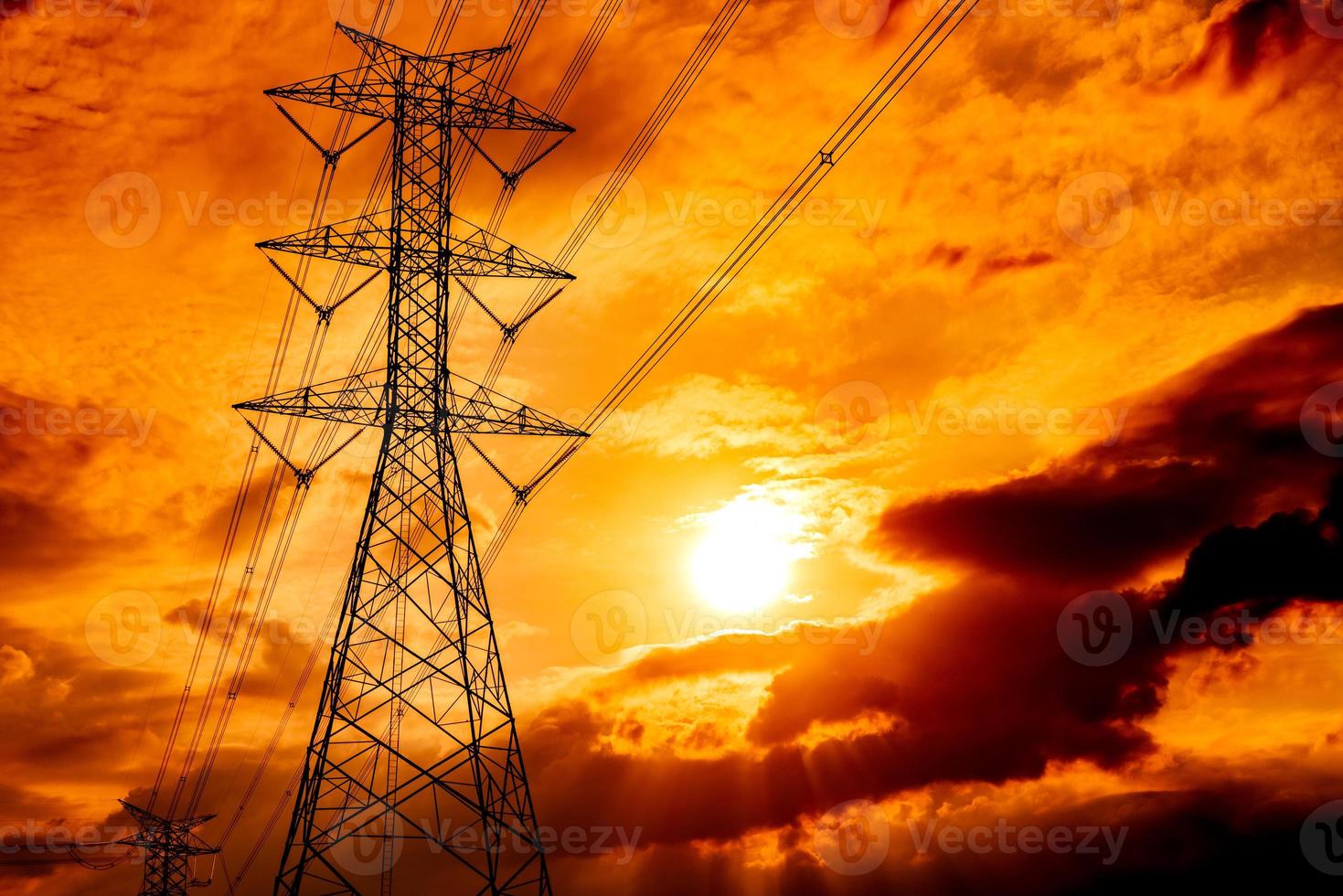 poteau électrique à haute tension et lignes de transmission. pylônes électriques au coucher du soleil. puissance et énergie. conservation de l'énergie. tour de réseau haute tension avec câble métallique à la station de distribution. photo