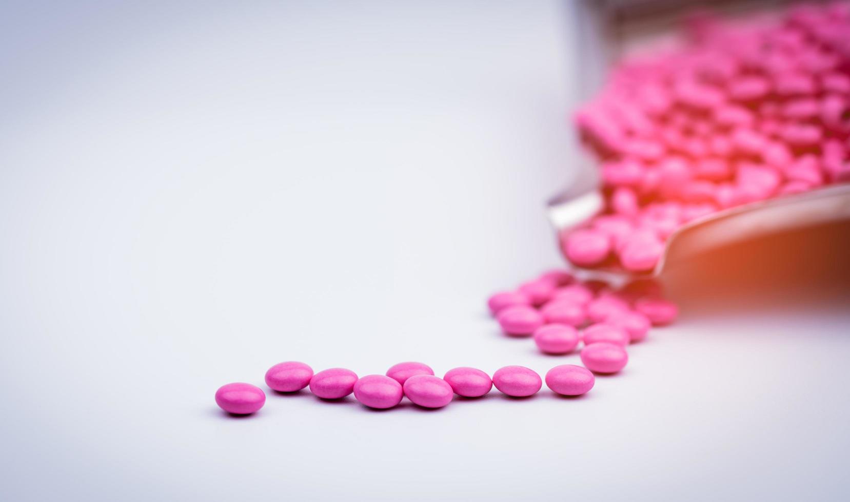 tas de comprimés enrobés de sucre ronds roses sur le plateau de médicaments avec espace de copie. pilules pour le traitement de l'anxiété, des antidépresseurs et de la prophylaxie des migraines. soins de santé chez les personnes âgées ou les personnes âgées photo