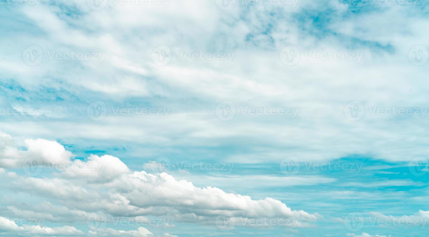 nuages blancs moelleux sur ciel bleu. toucher doux comme du coton. paysage nuageux gonflé blanc. beauté dans la nature. fond de texture de nuages cumulus blancs. ciel le jour ensoleillé. nuages d'un blanc pur. beau ciel. photo
