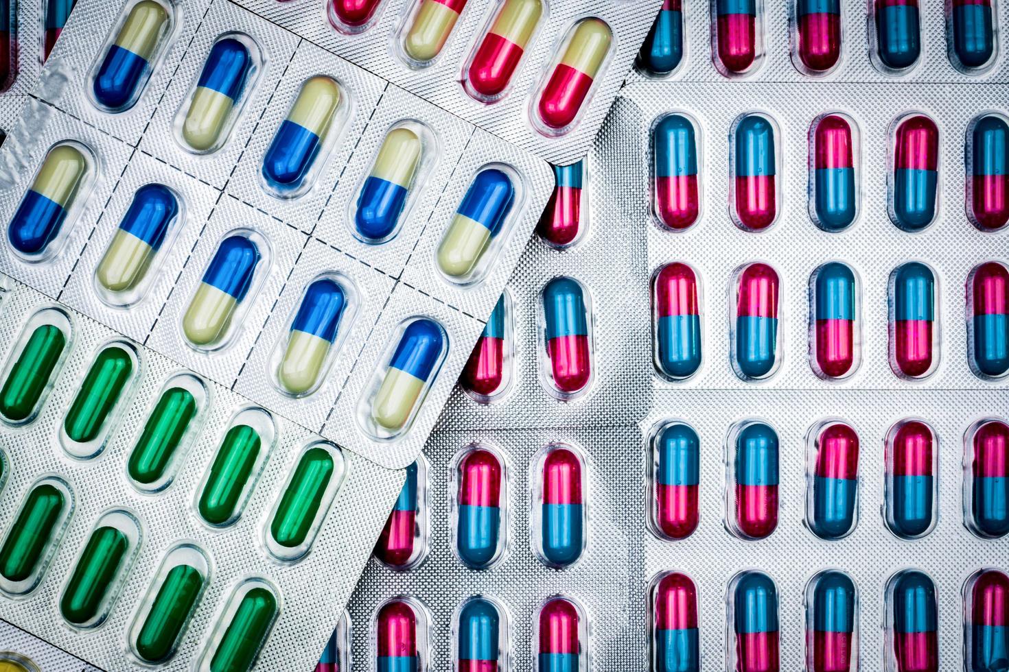 vue de dessus des comprimés colorés et des capsules de pilules sous blister. soins de santé mondiaux et consommation de drogues avec un concept raisonnable. concept de résistance aux antibiotiques. photo