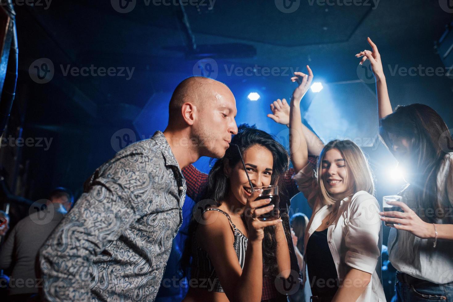 un peu d'alcool ne sera pas superflu. belle jeunesse fait la fête avec de l'alcool dans la discothèque photo