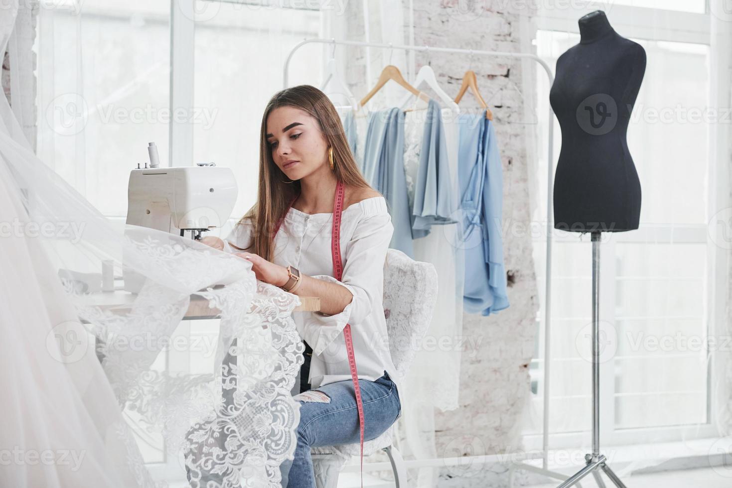 le processus de couture de la robe. la créatrice de mode féminine travaille sur les nouveaux vêtements de l'atelier photo