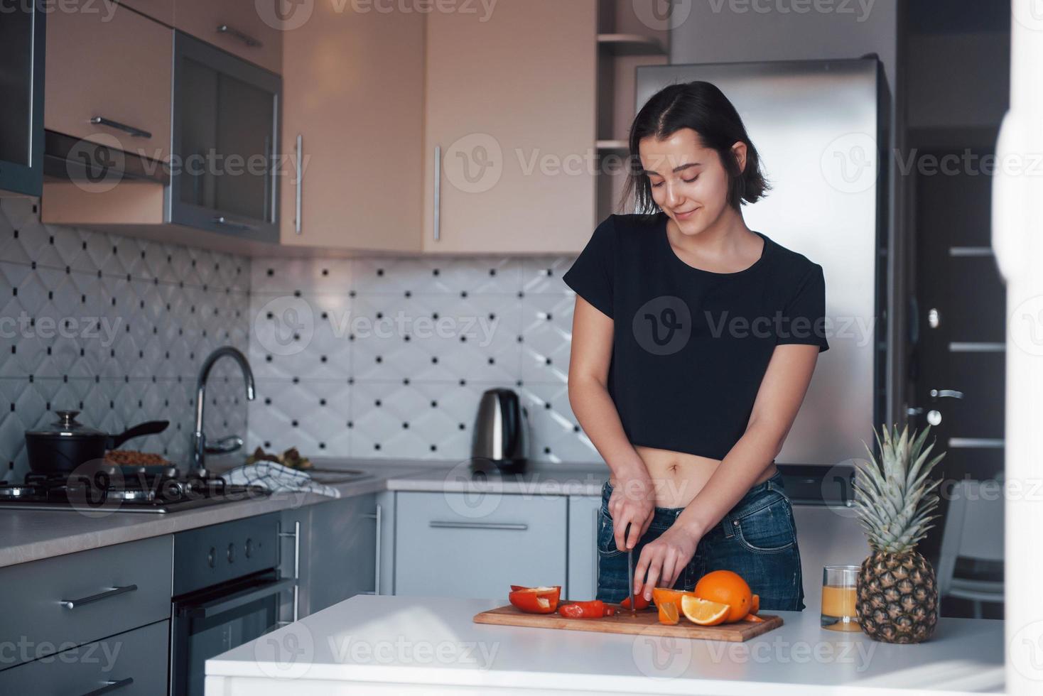 attendant un mari. fille dans la cuisine moderne à la maison le week-end du matin photo