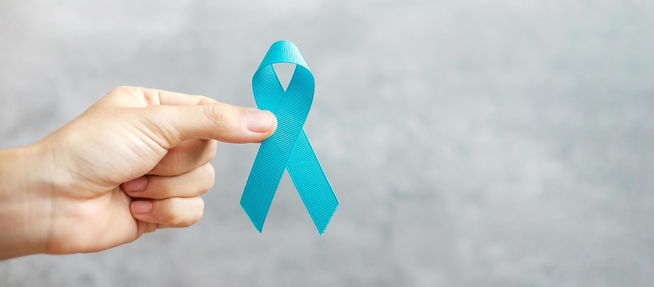 novembre mois de sensibilisation au cancer de la prostate, homme tenant un ruban bleu clair pour soutenir les personnes vivant et malades. soins de santé, hommes internationaux, père, journée mondiale du cancer et concept de journée mondiale du diabète photo