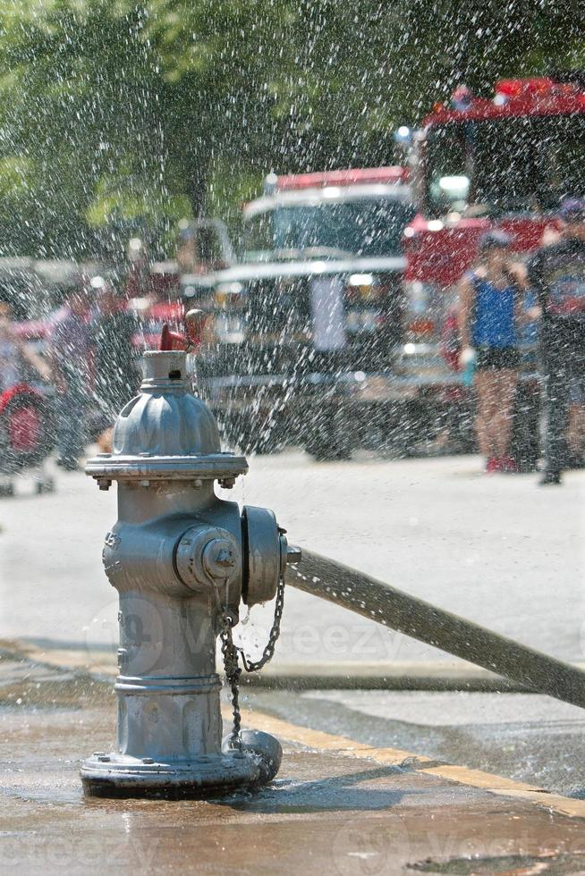 bouche d'incendie pulvérise de l'eau sur le trottoir de la ville d'Atlanta photo