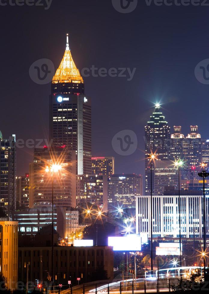 Le plus haut bâtiment du centre-ville d'Atlanta au crépuscule photo