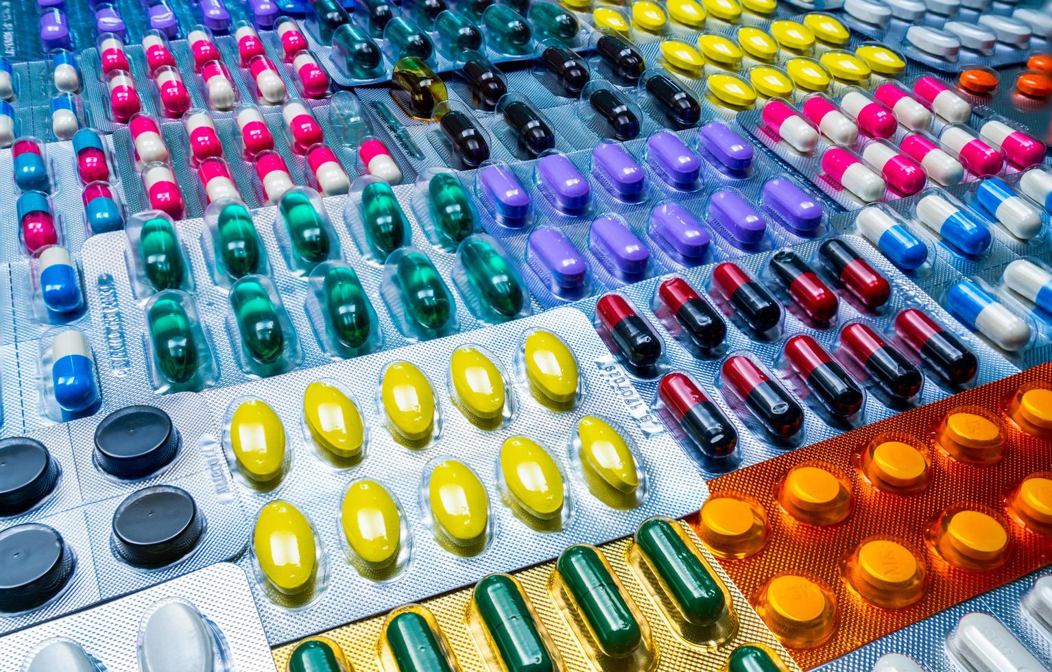 coloré de comprimés et de gélules sous blister arrangé avec un beau motif. concept de l'industrie pharmaceutique. pharmacie parapharmacie. défectueux et erreur dans le concept d'usine pharmaceutique. photo