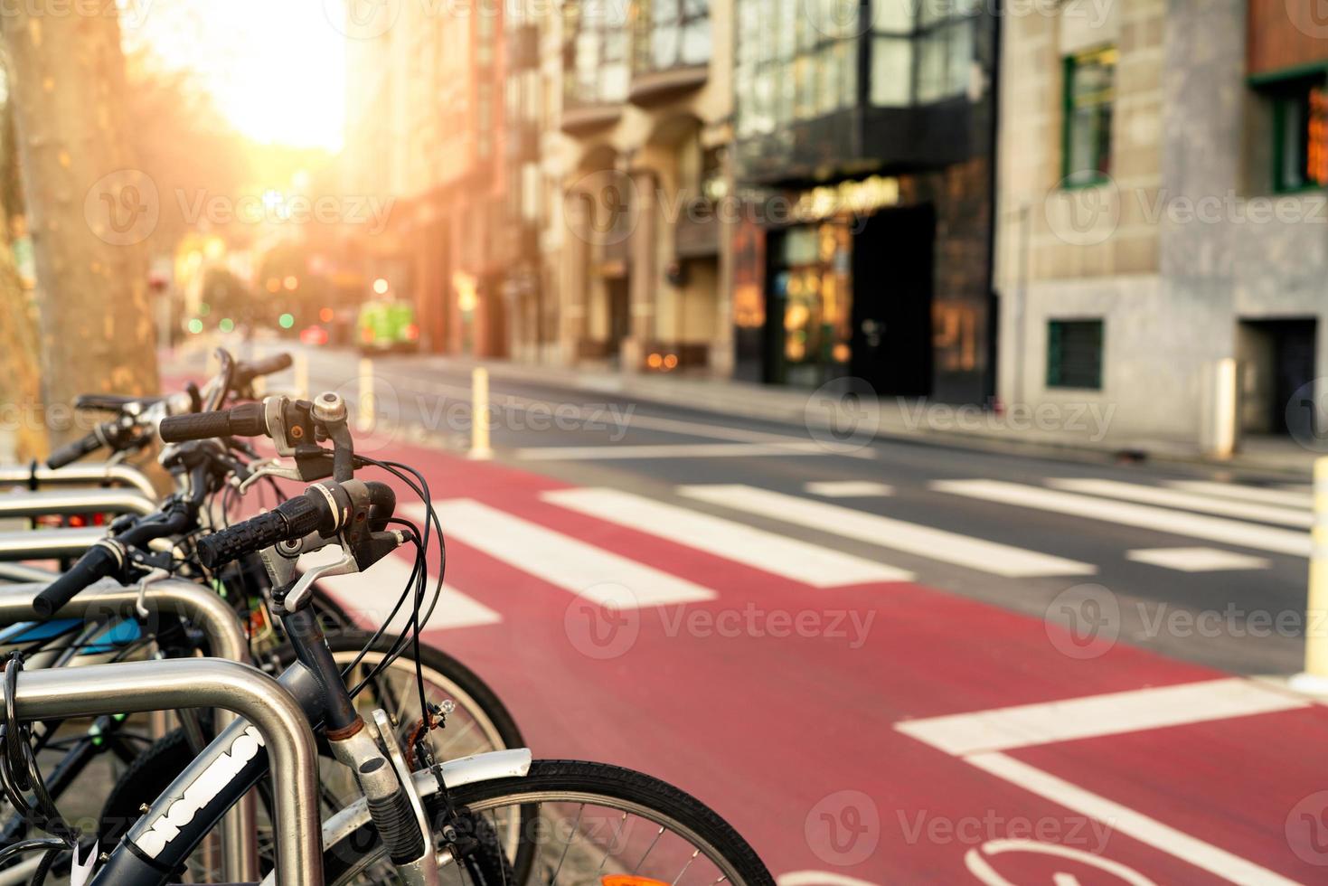 vélo à la station de vélo à louer pour voyager ou se déplacer dans la ville. voyage durable. système de partage de vélos. vélo pour tour de ville à la station de stationnement pour vélos. transports écologiques. transports urbains. photo