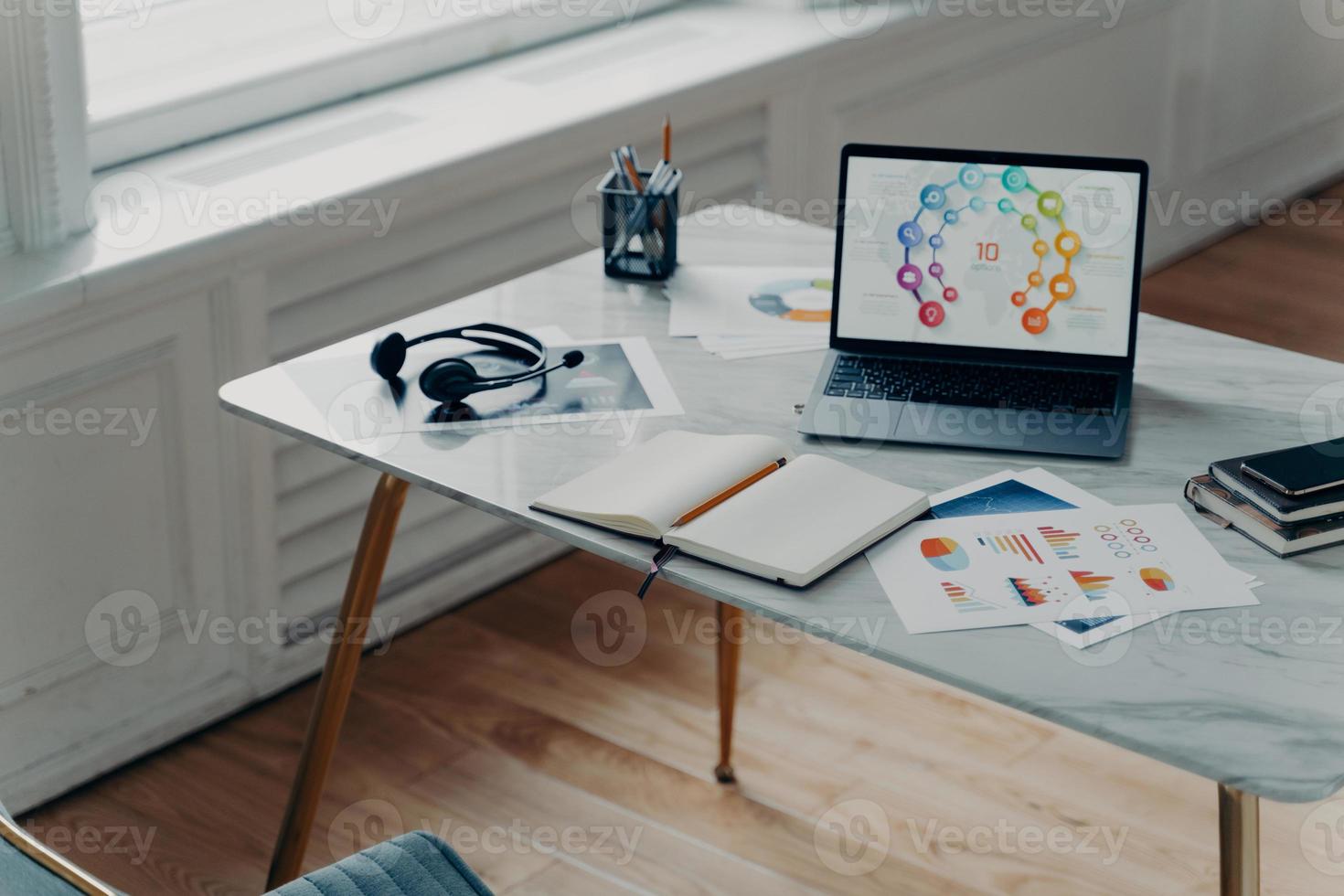 lieu de travail moderne et confortable d'un comptable ou d'un économiste dans une armoire de bureau photo