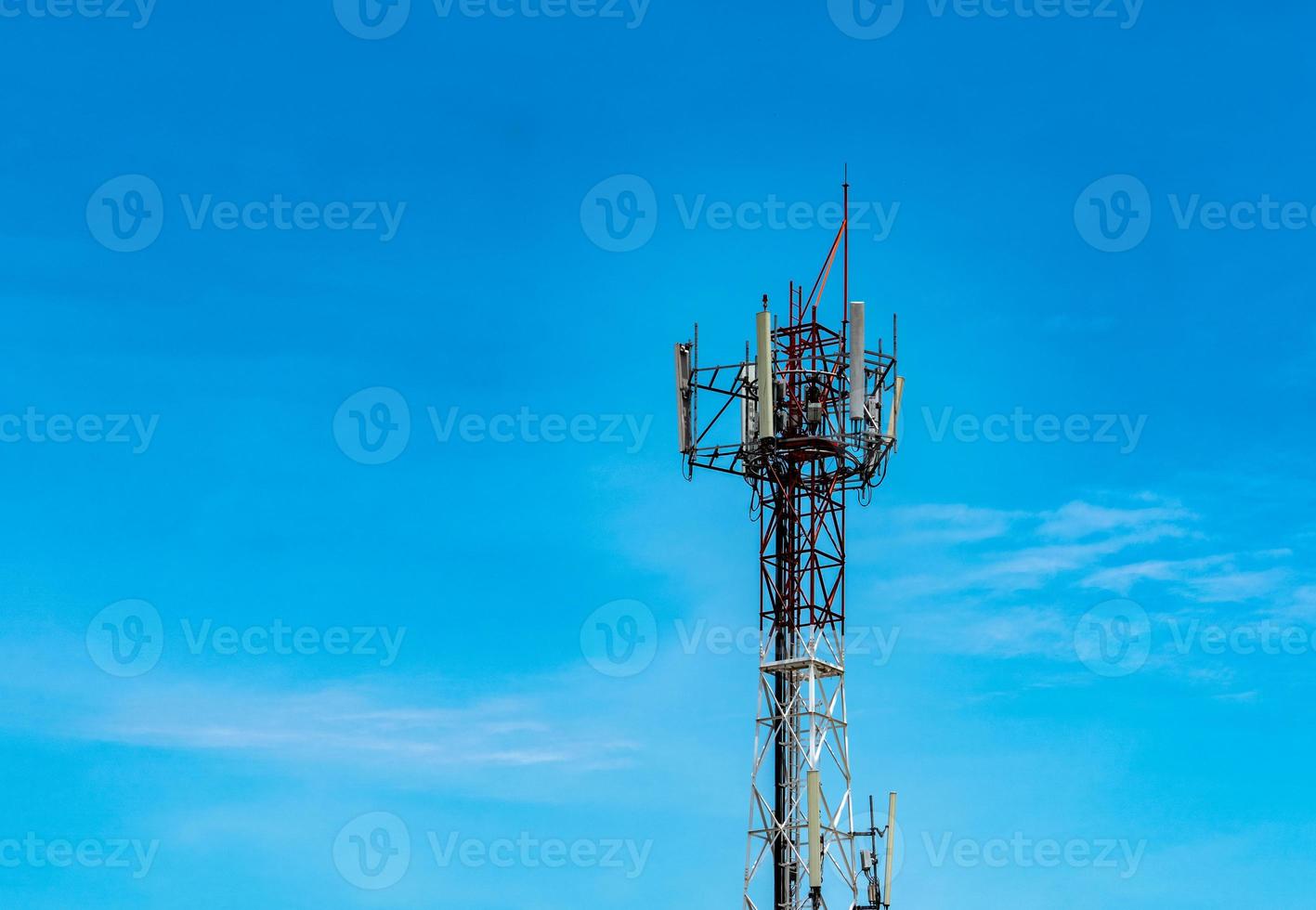 Antenne radio de télécommunication et tour satellite avec ciel bleu 1902502  Photo de stock chez Vecteezy