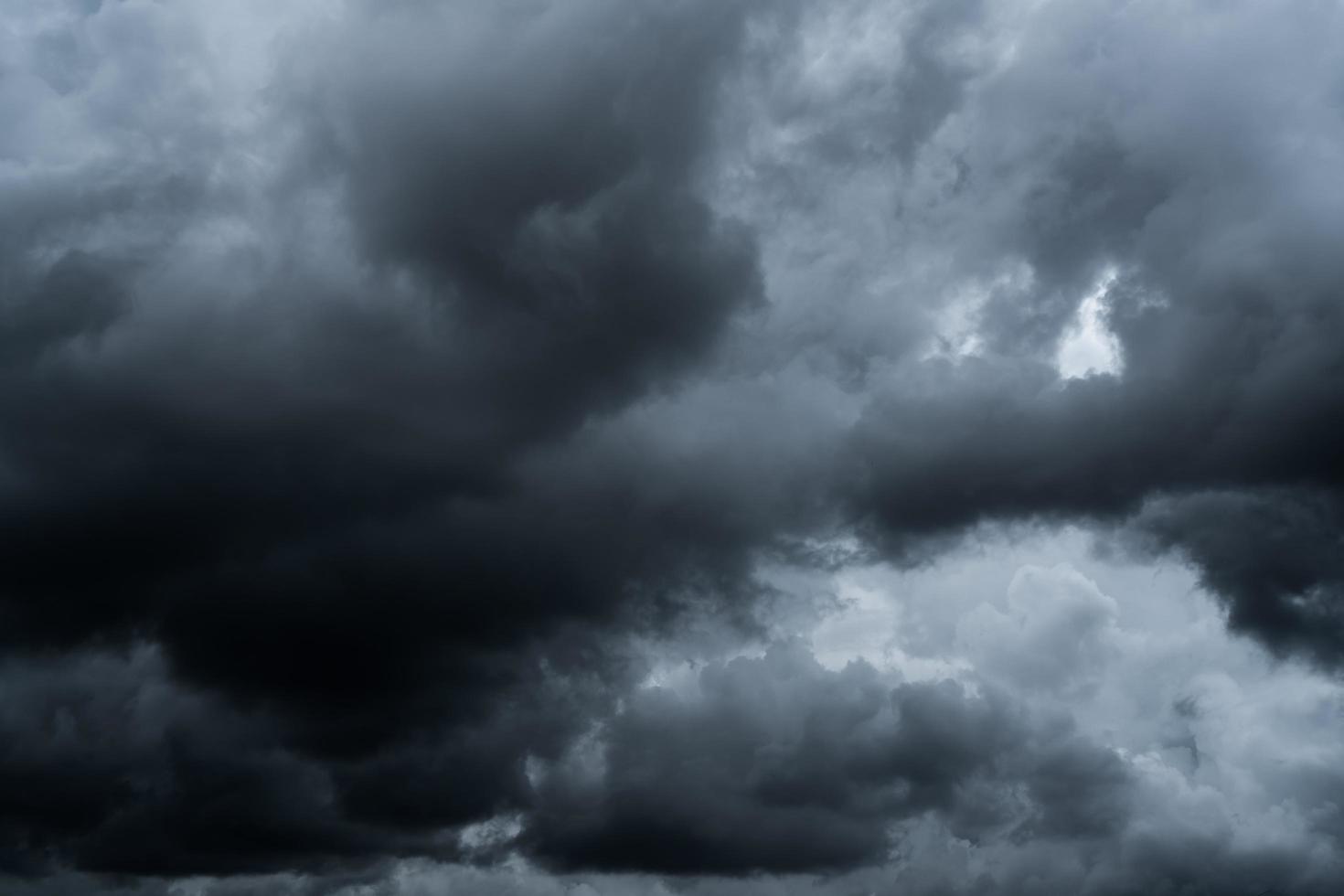 ciel dramatique sombre et nuages. arrière-plan pour la mort et le concept triste. ciel gris et nuages blancs moelleux. tonnerre et ciel d'orage. ciel triste et maussade. fond naturel. arrière-plan abstrait mort. paysage nuageux. photo