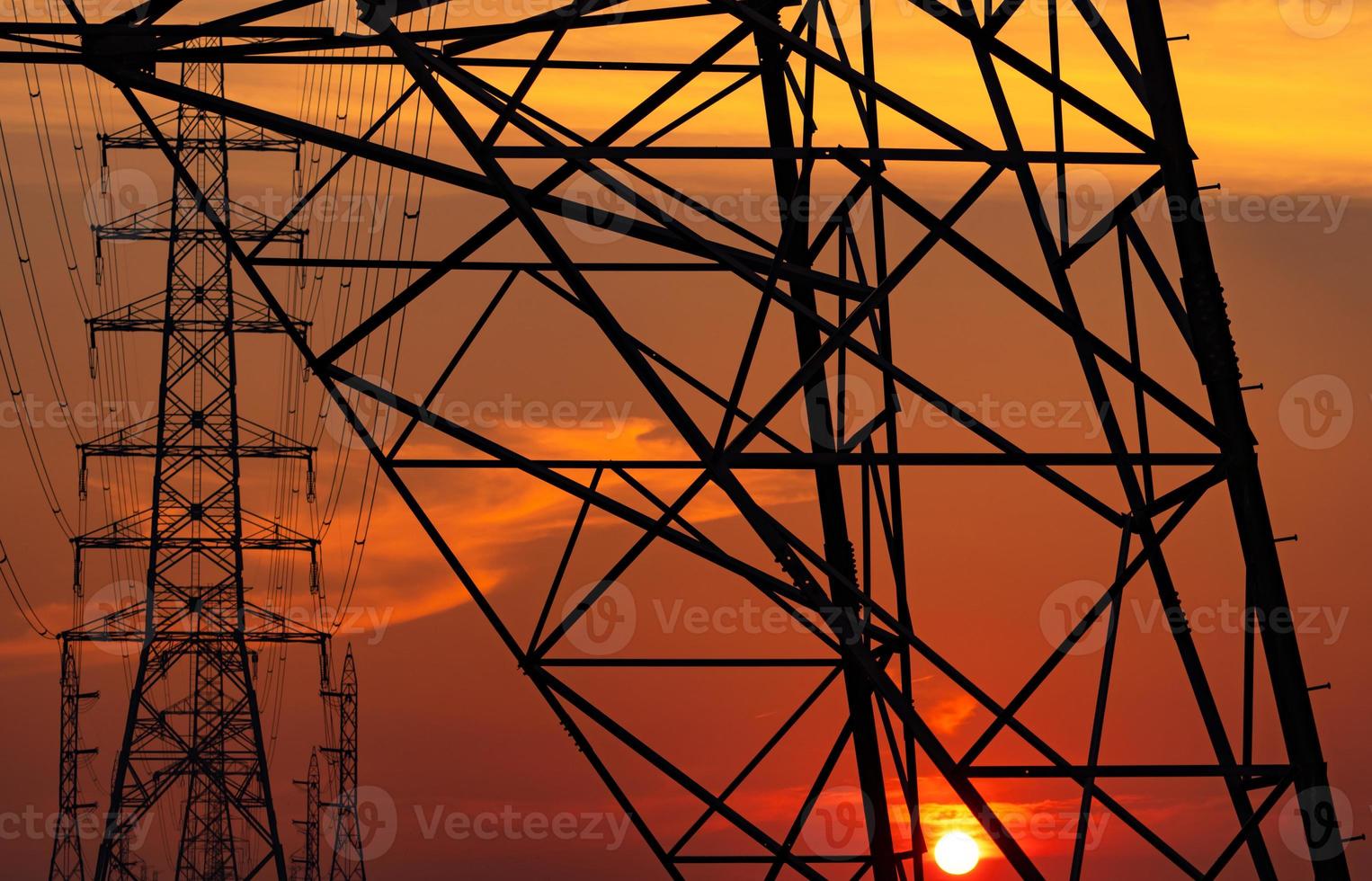 poteau électrique à haute tension et lignes de transmission le soir. pylônes électriques au coucher du soleil. puissance et énergie. conservation de l'énergie. tour de réseau haute tension avec câble métallique à la station de distribution. photo