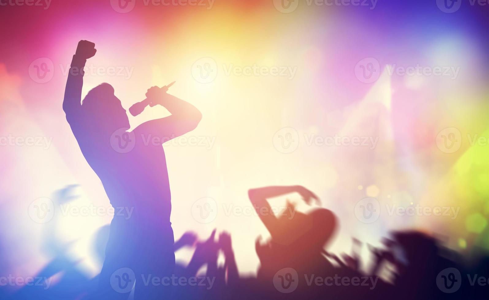 chanteur chantant sur scène lors d'un concert. photo
