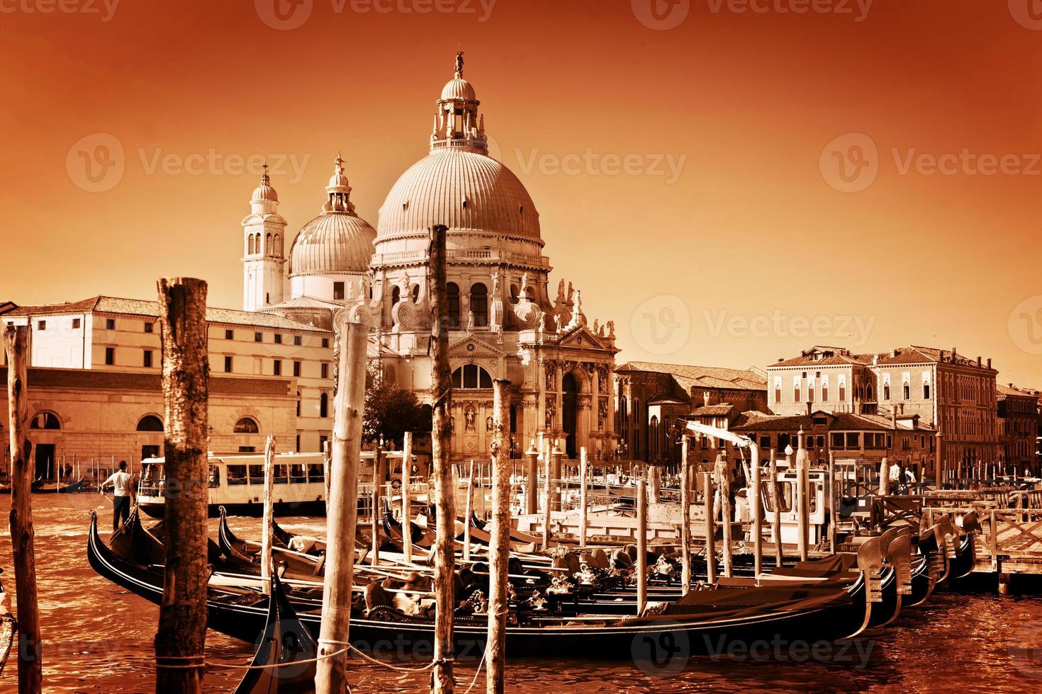 Venise, Italie. basilique santa maria della salute et grand canal photo