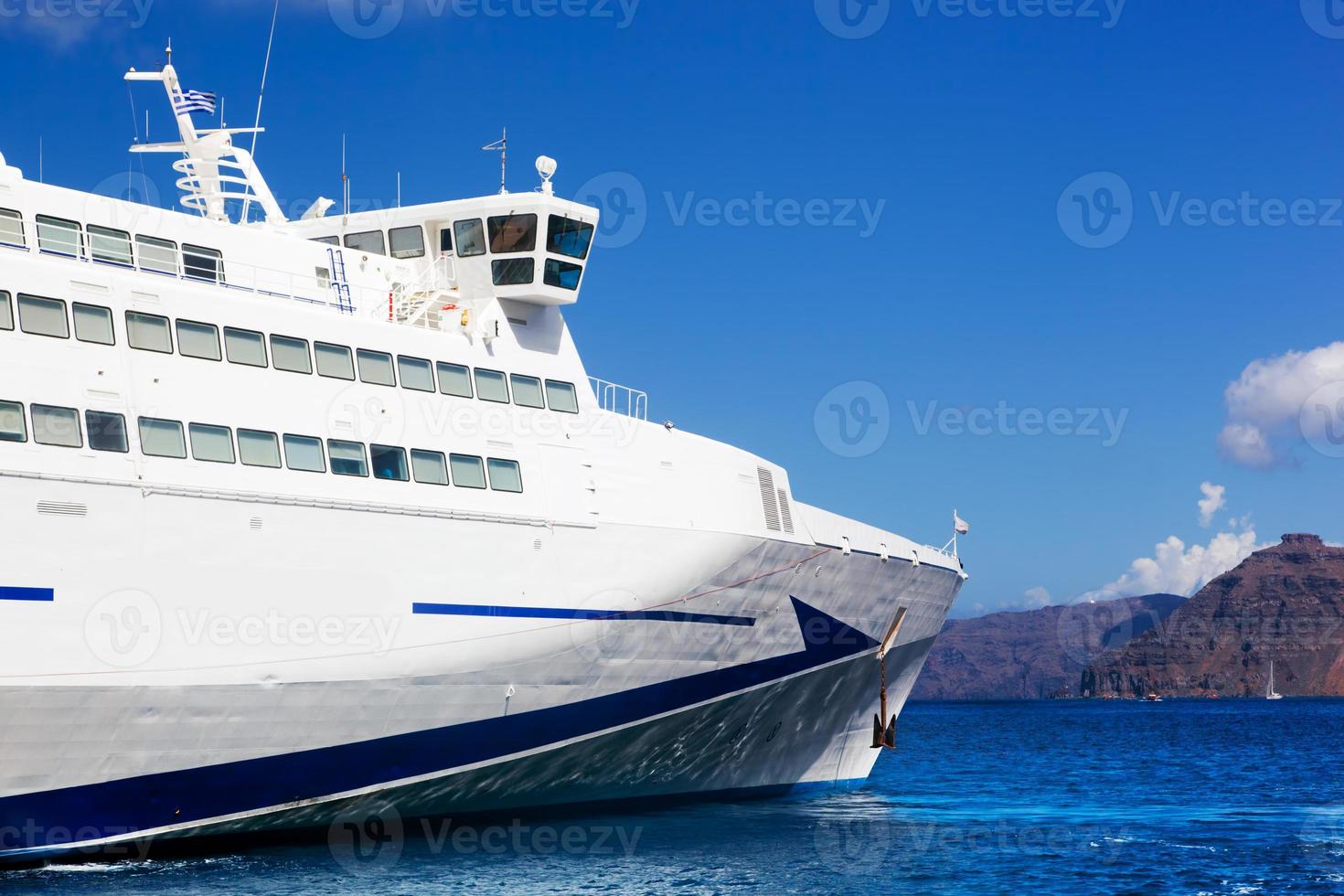 bateau de croisière moderne naviguant sur la mer égée, île de santorin, grèce. photo