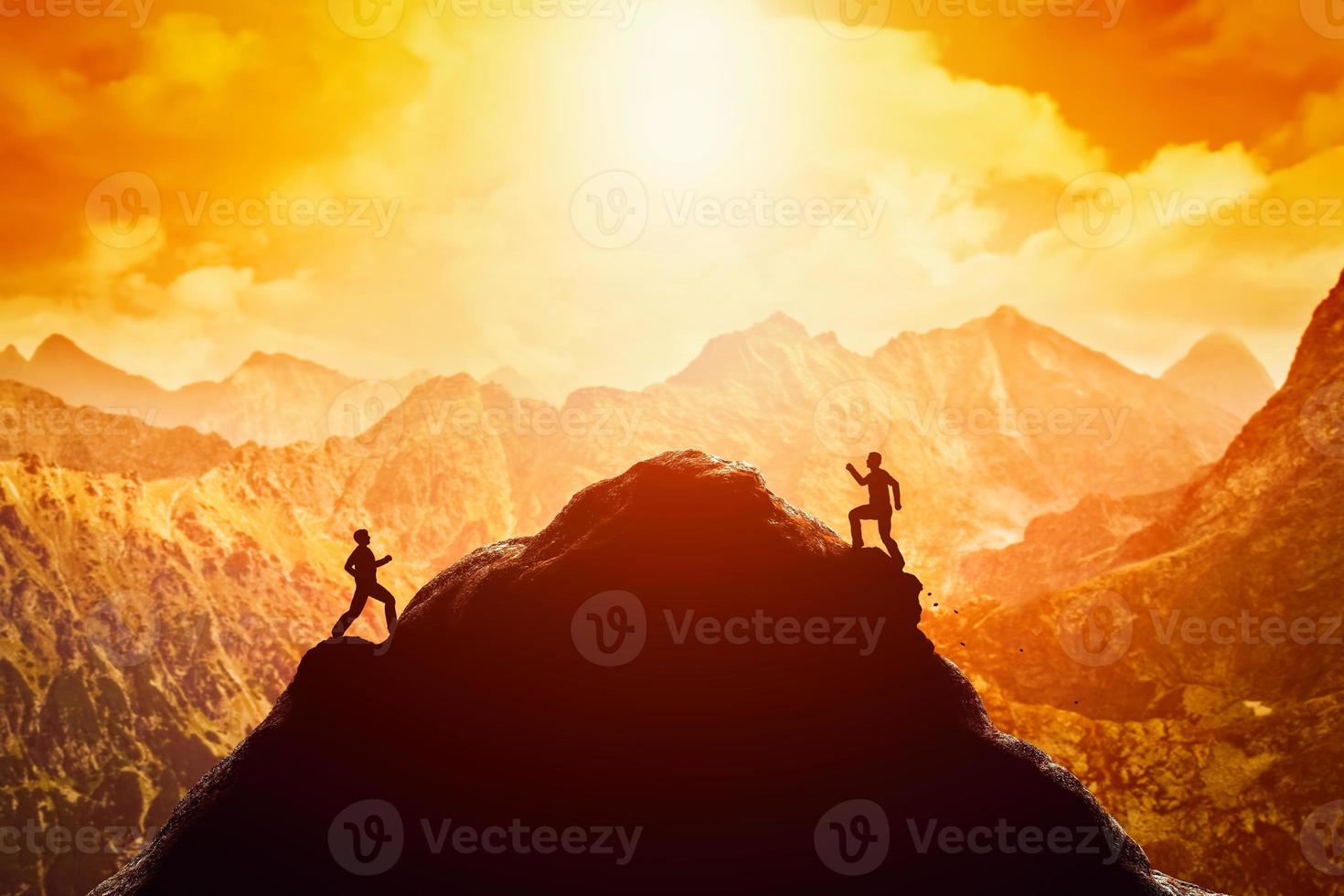 deux hommes courent jusqu'au sommet de la montagne. compétition, rivaux, défi photo